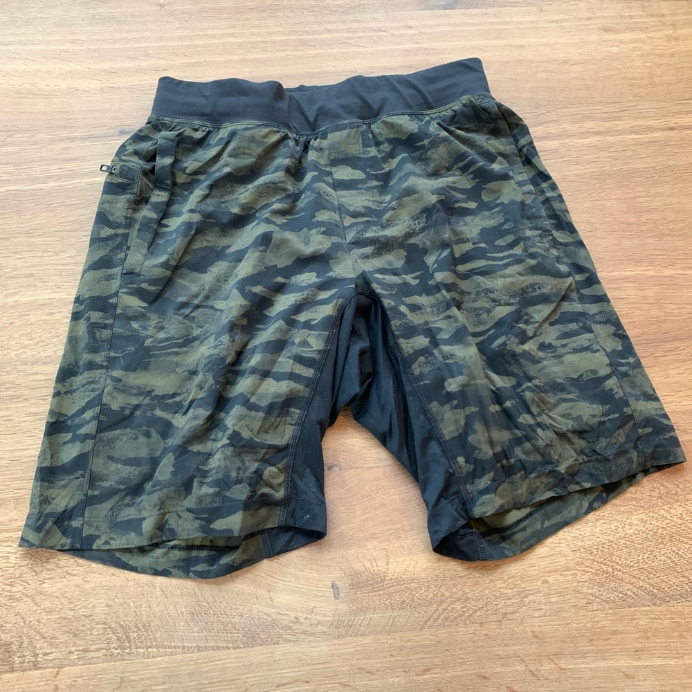 LULULEMON • Men’s Shorts